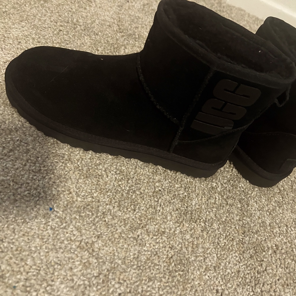New with out box black uggs